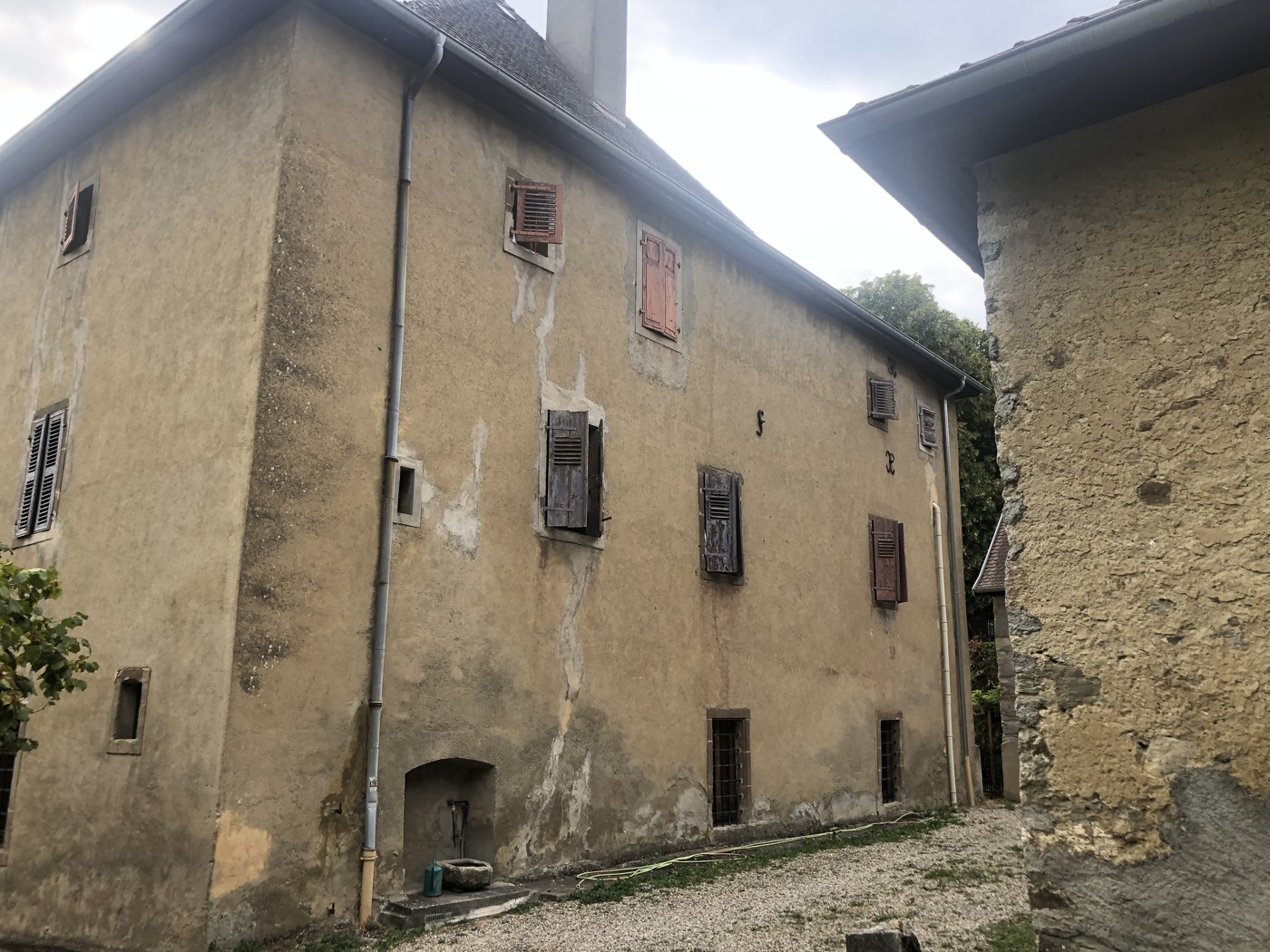 Château de Reignier-Esery, aile et dépendance